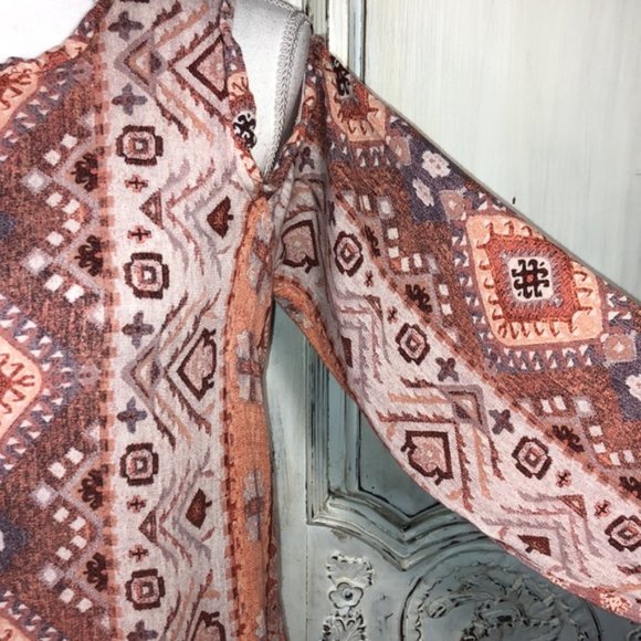 Mason & Belle Tribal Print Cold Shoulder Long Puff Sleeve Pop Over Top Size Med - Picture 4 of 9